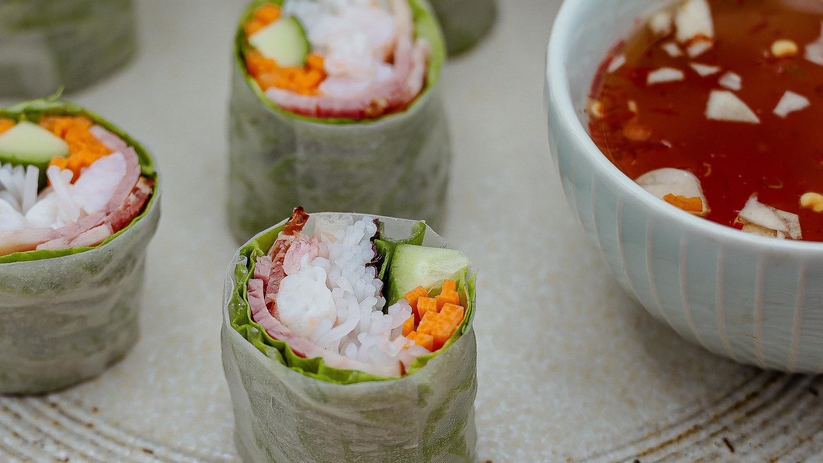 Rouleaux de printemps et sauce. Rouleaux de printemps et sauce.