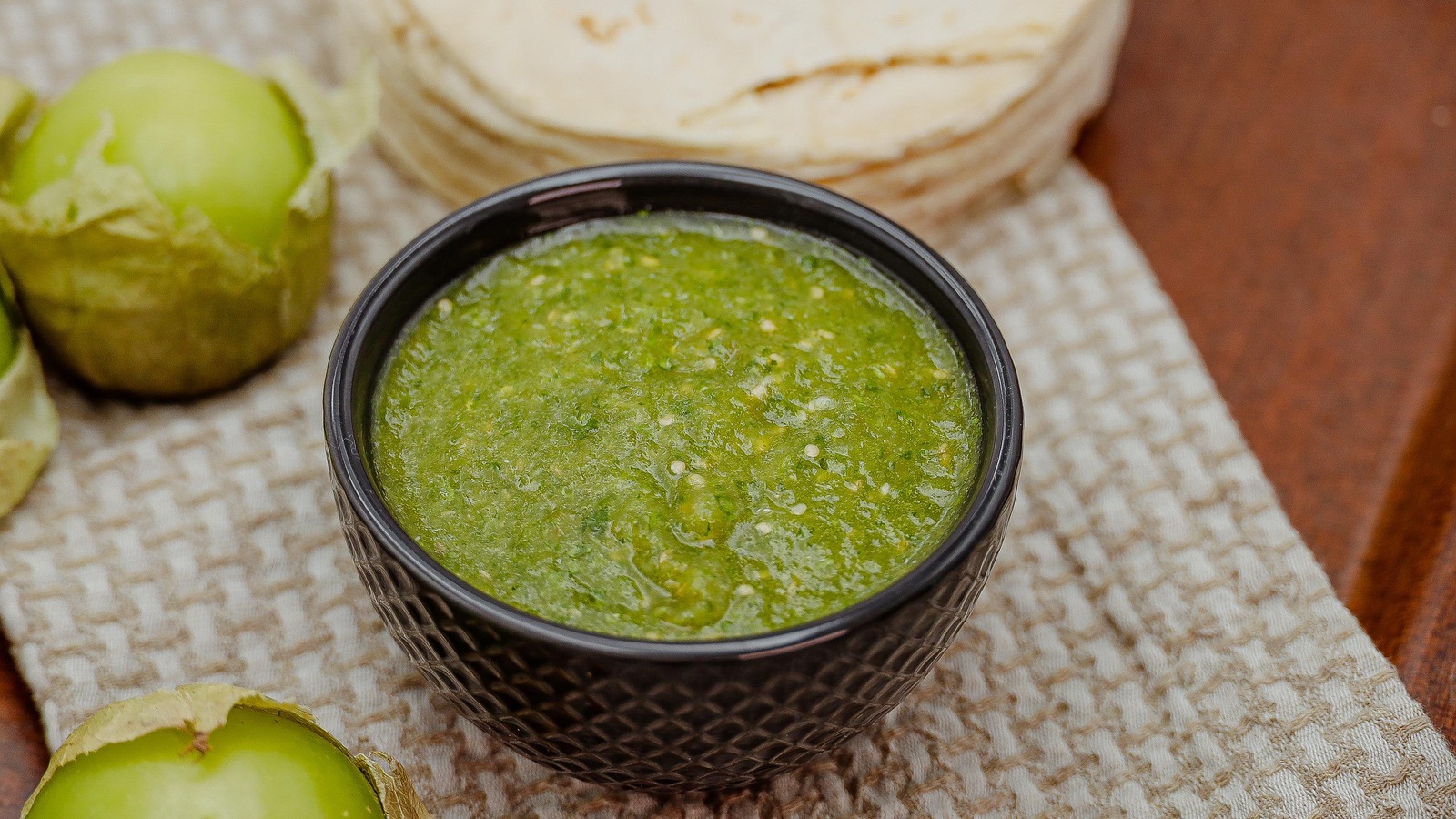 Un bol de salsa verde est disposé sur la table. Un bol de salsa verde est disposé sur la table.