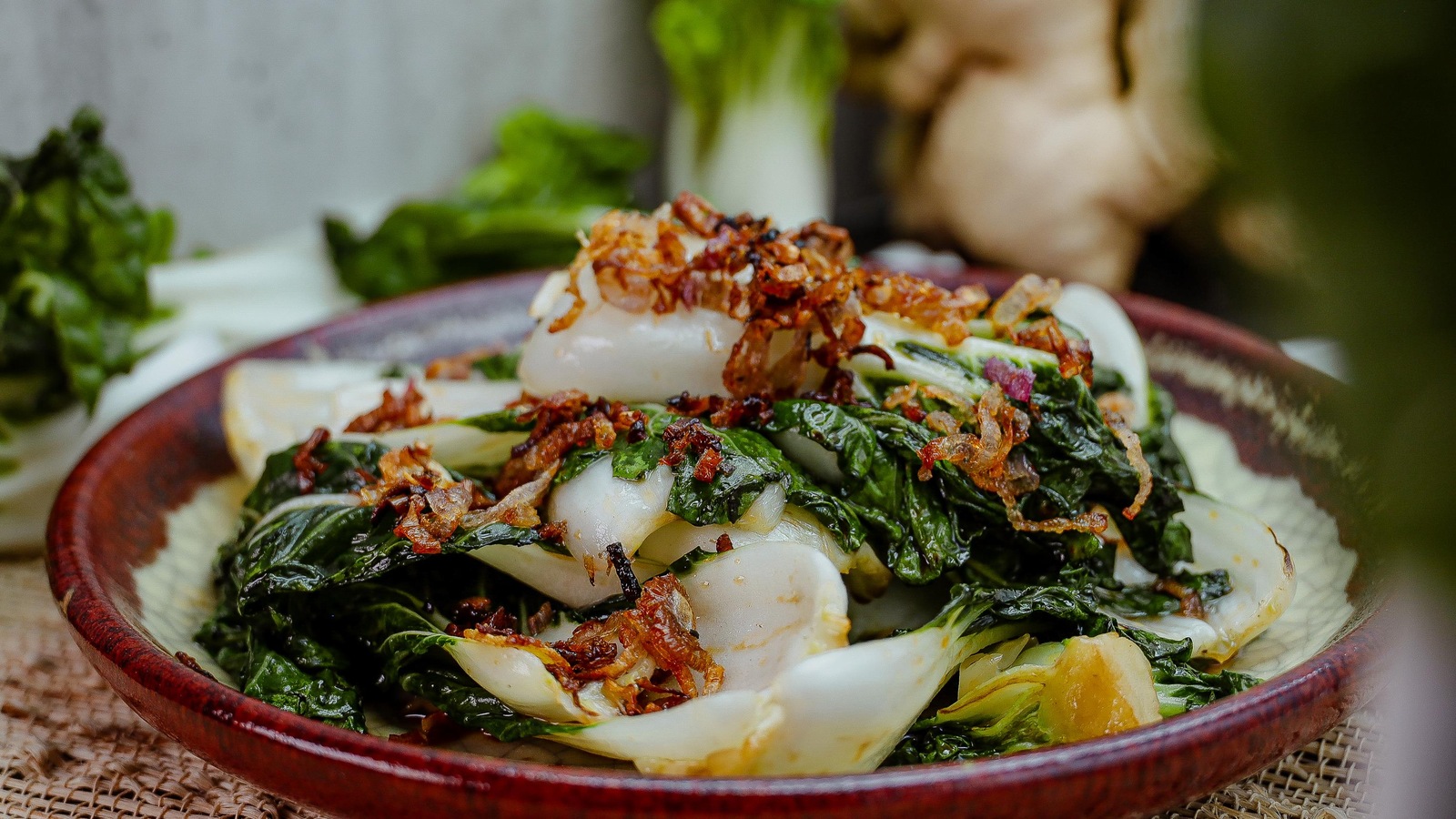 Les bok choys sont dans une assiette creuse. Les bok choys sont dans une assiette creuse.