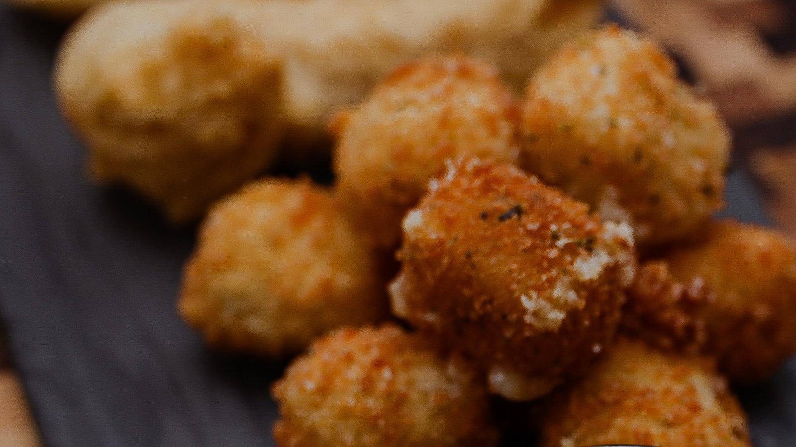 Des croquettes de fromage accomagnées d'une sauce au yogourt aux herbes. Des croquettes de fromage accomagnées d'une sauce au yogourt aux herbes.