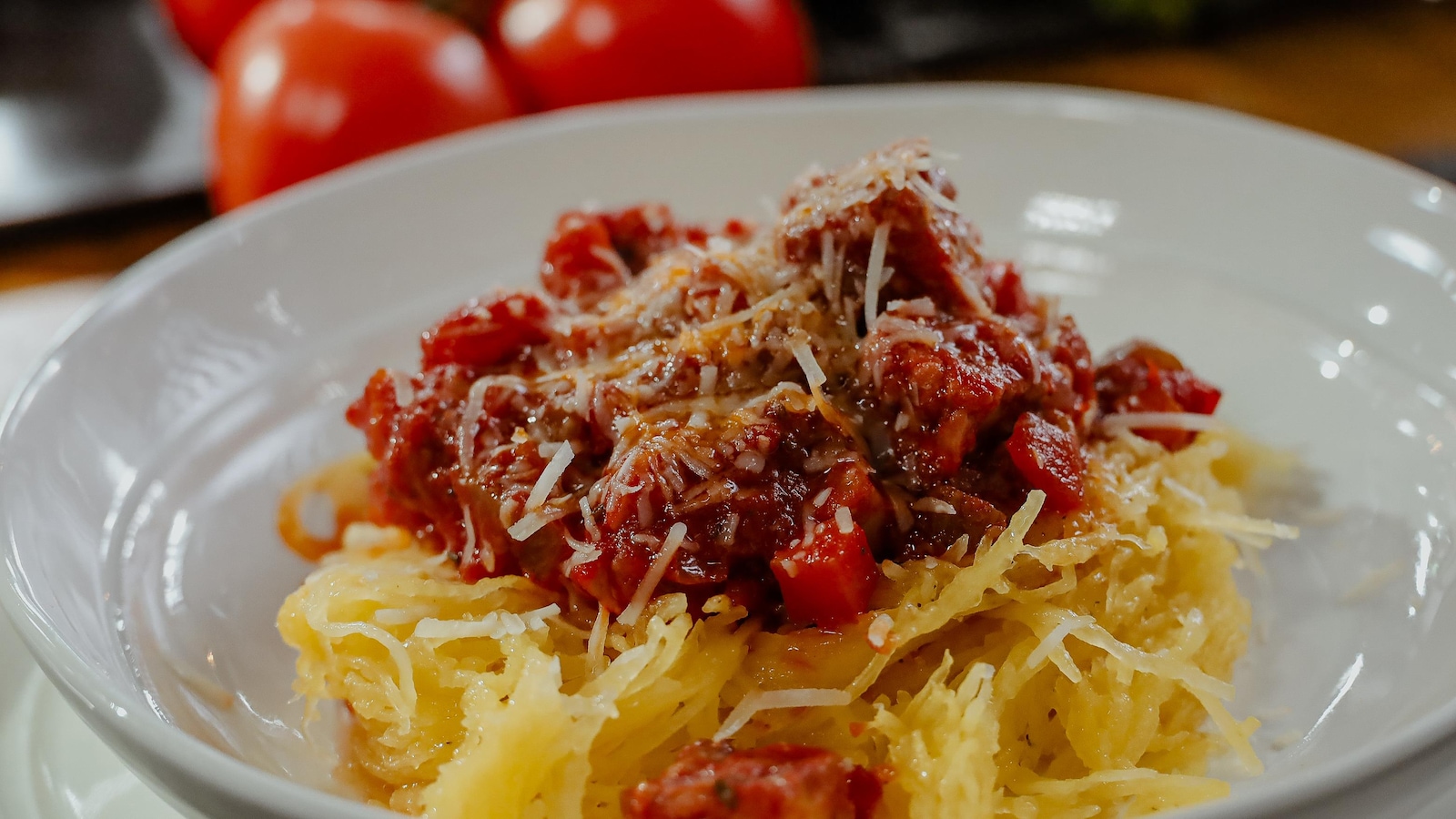 Sauce bolognaise au tempeh servie sur de la courge spaghetti. Sauce bolognaise au tempeh servie sur de la courge spaghetti.