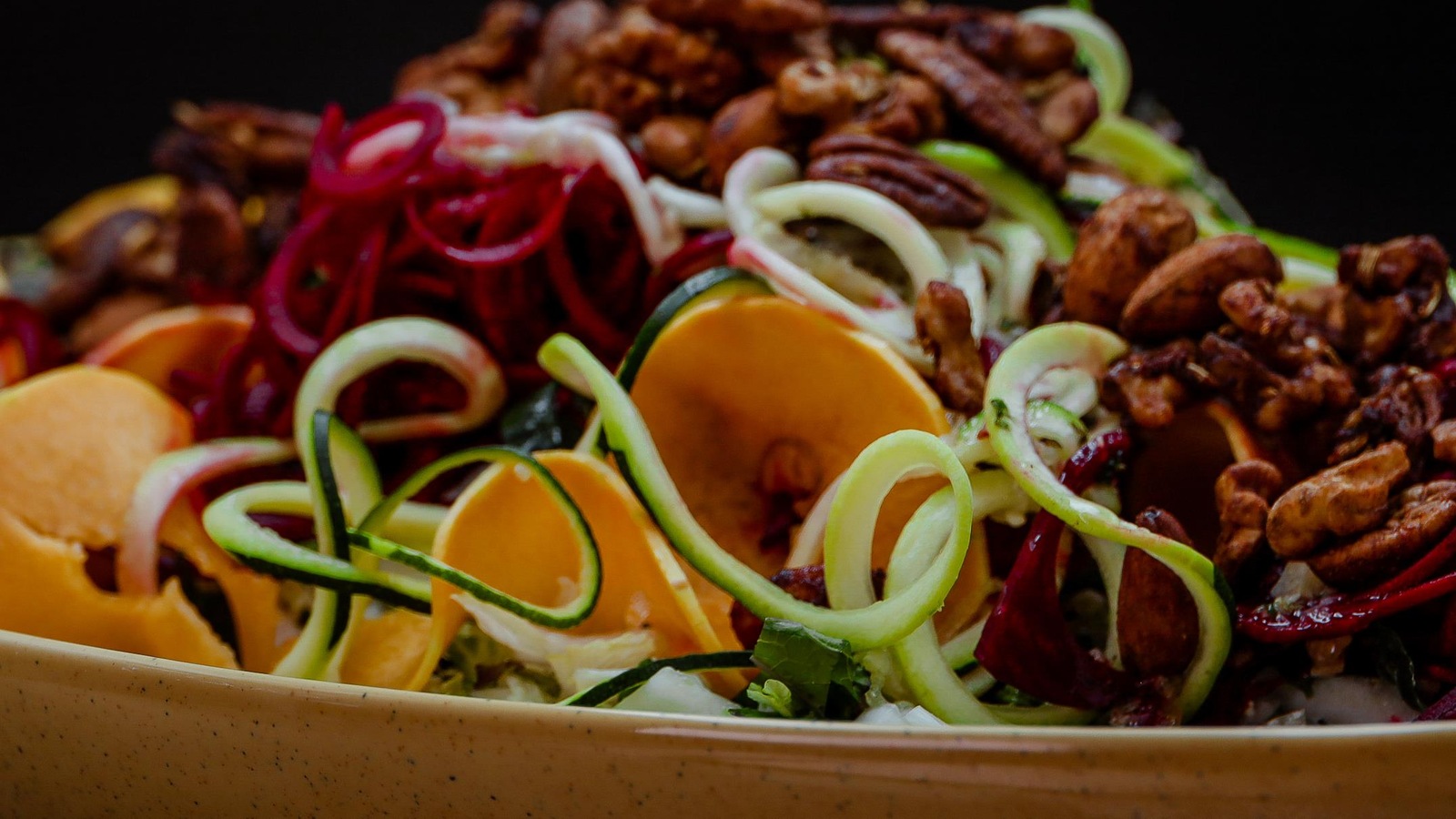 Un bol de salade chiffonnade. Un bol de salade chiffonnade.