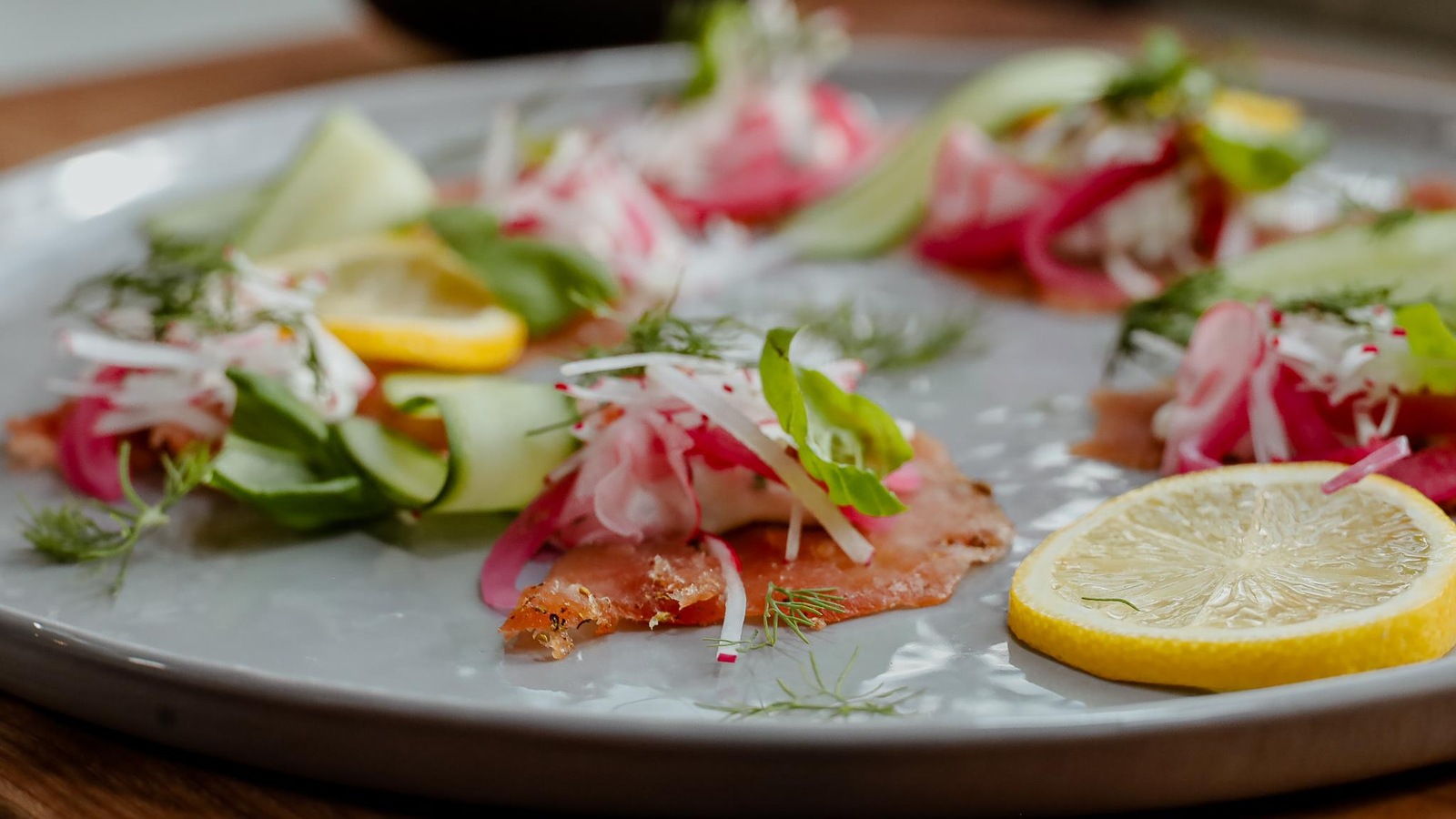 Une assiette remplit de gravlax de saumon sauvage. Une assiette remplit de gravlax de saumon sauvage.