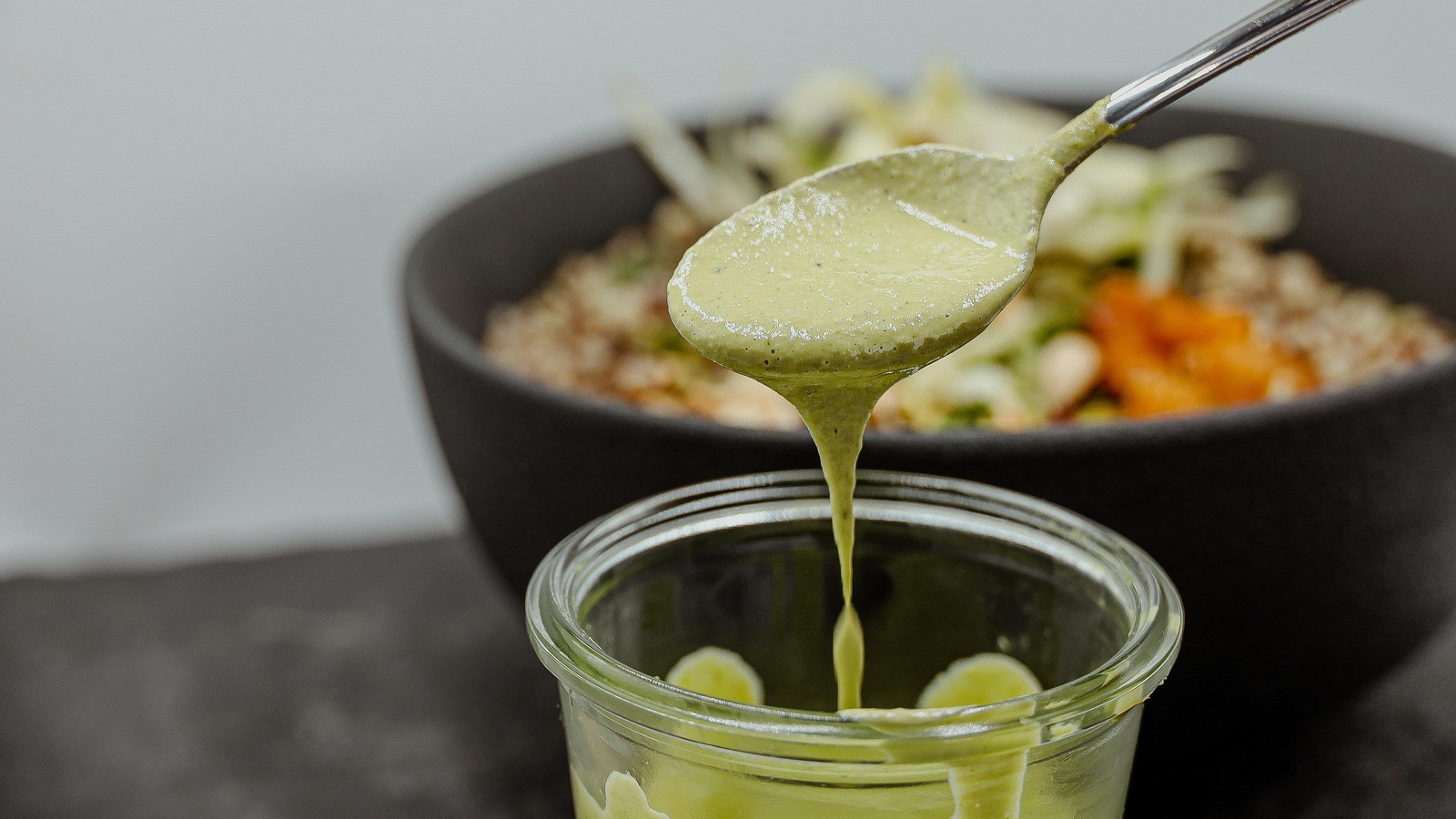 On prend une cuillèrée de vinaigrette au tahini et à la coriandre. On prend une cuillèrée de vinaigrette au tahini et à la coriandre.