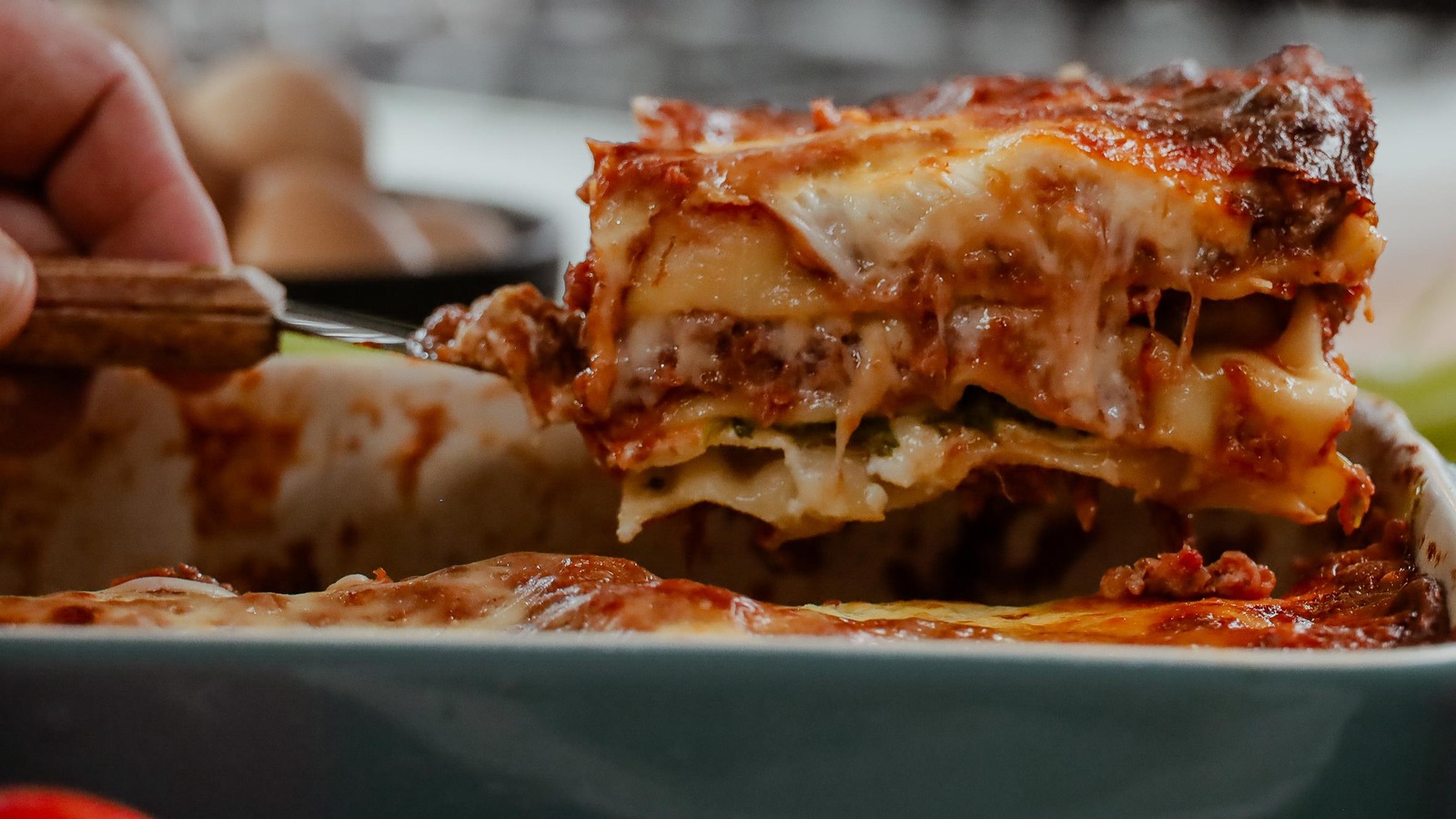 Un morceau de lasagne à la sauce bolognaise. Un morceau de lasagne à la sauce bolognaise.