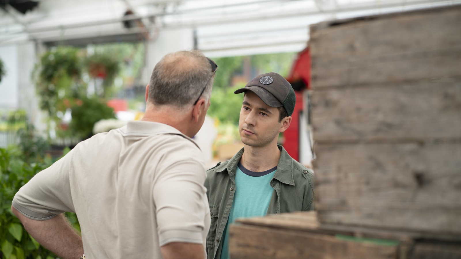 Beauséjour et Simon discutent au marché.