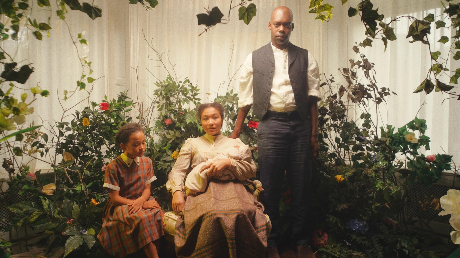 Une famille regarde la caméra. La femme tient un bébé et une petite fille est assise à ses côtés. Une famille regarde la caméra. La femme tient un bébé et une petite fille est assise à ses côtés.