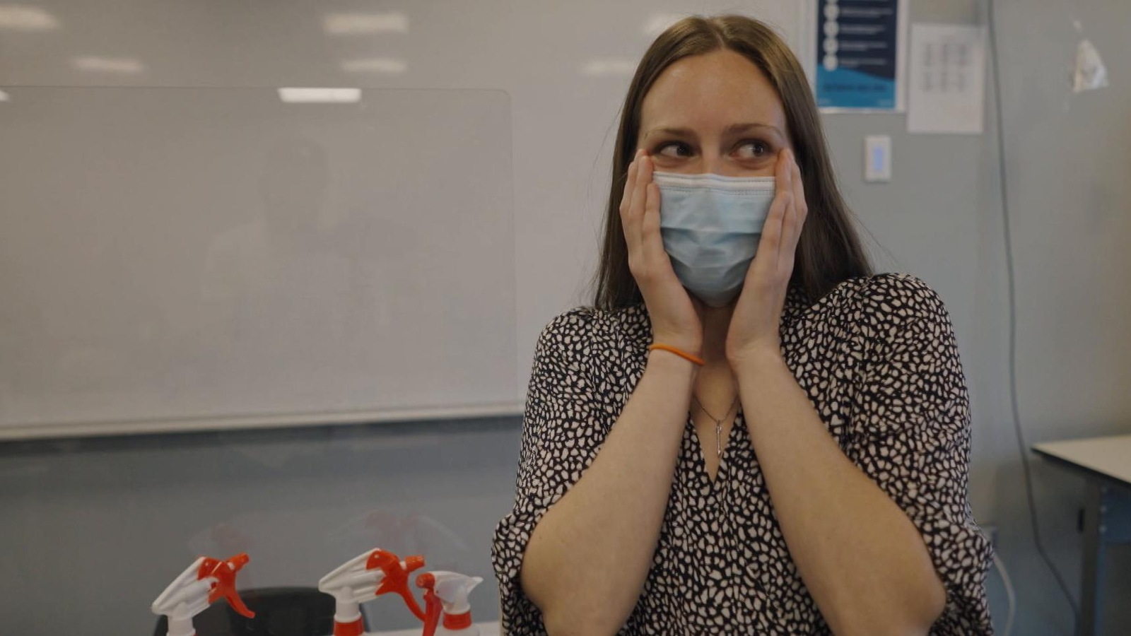 Une femme qui semble surprise. Elle porte un masque sanitaire. Une femme qui semble surprise. Elle porte un masque sanitaire.