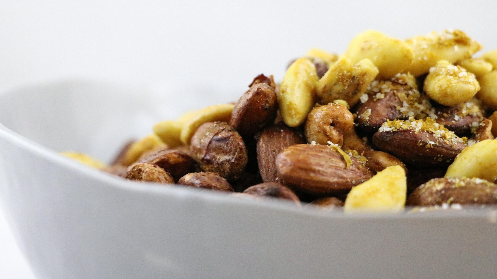 Des amandes et des noix de cajou. Des amandes et des noix de cajou.