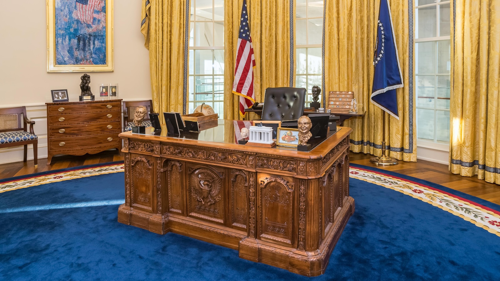 Un bureau avec tapis bleu. 