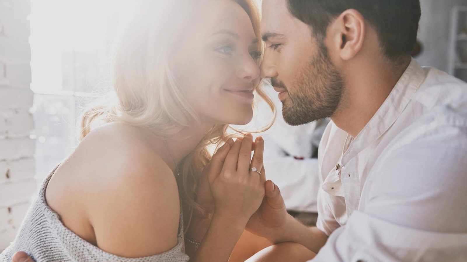 Une femme et un homme qui se regardent dans les yeux. Une femme et un homme qui se regardent dans les yeux.
