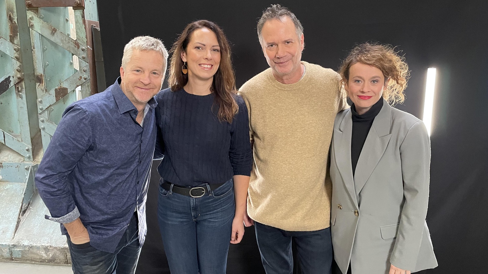 André Robitaille, Catherine Gaudet, François Pérusse et Rébecca Déraspe se tiennent debout les uns à côté des autres et regardent la caméra. André Robitaille, Catherine Gaudet, François Pérusse et Rébecca Déraspe se tiennent debout les uns à côté des autres et regardent la caméra.