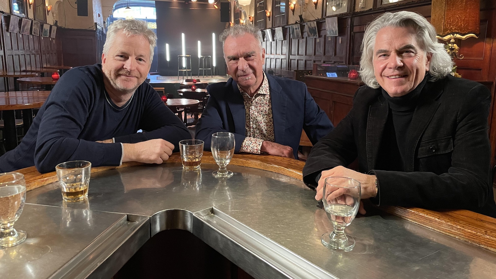 André Robitaille, Zachary Richard et Richard Séguin sont attablés autour d'un bar. André Robitaille, Zachary Richard et Richard Séguin sont attablés autour d'un bar.