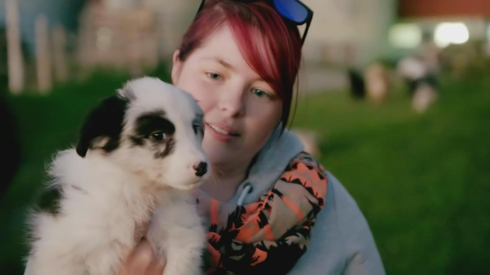 Marie-Josée avec son chien blanc et noir