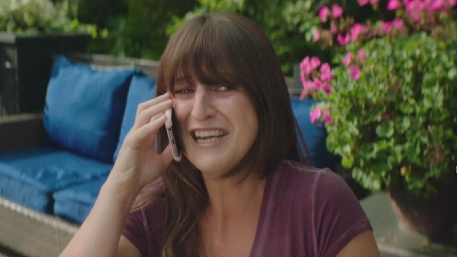 Elle pleure au téléphone dans une cour extérieure. Elle pleure au téléphone dans une cour extérieure.