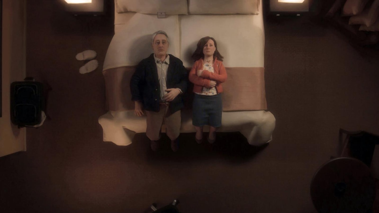 Vu d'en haut, un couple en marionnettes allongé sur un lit. Vu d'en haut, un couple en marionnettes allongé sur un lit.