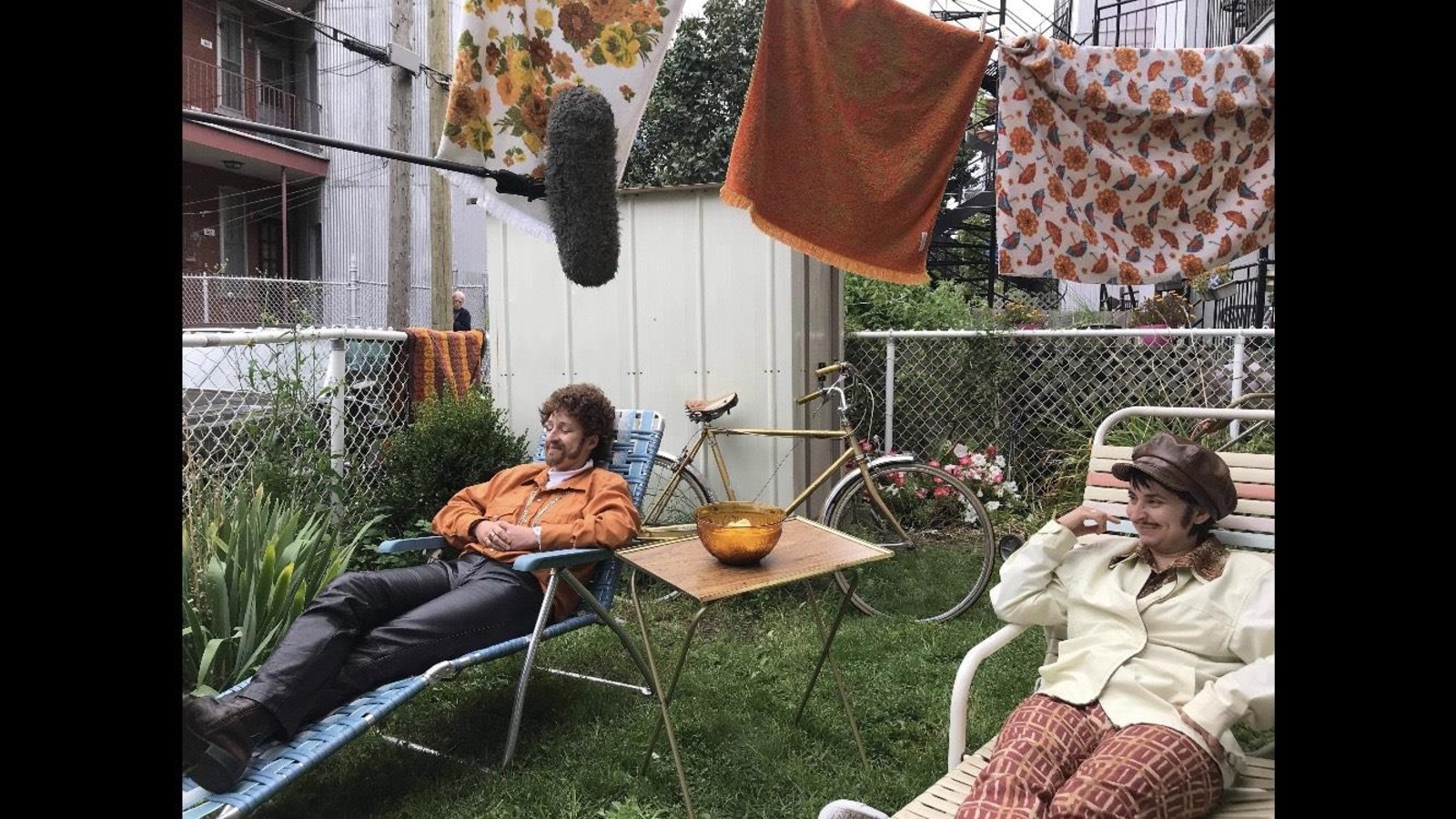 Le duo est assis dans de longue chaise soleil. Le duo est assis dans de longue chaise soleil.