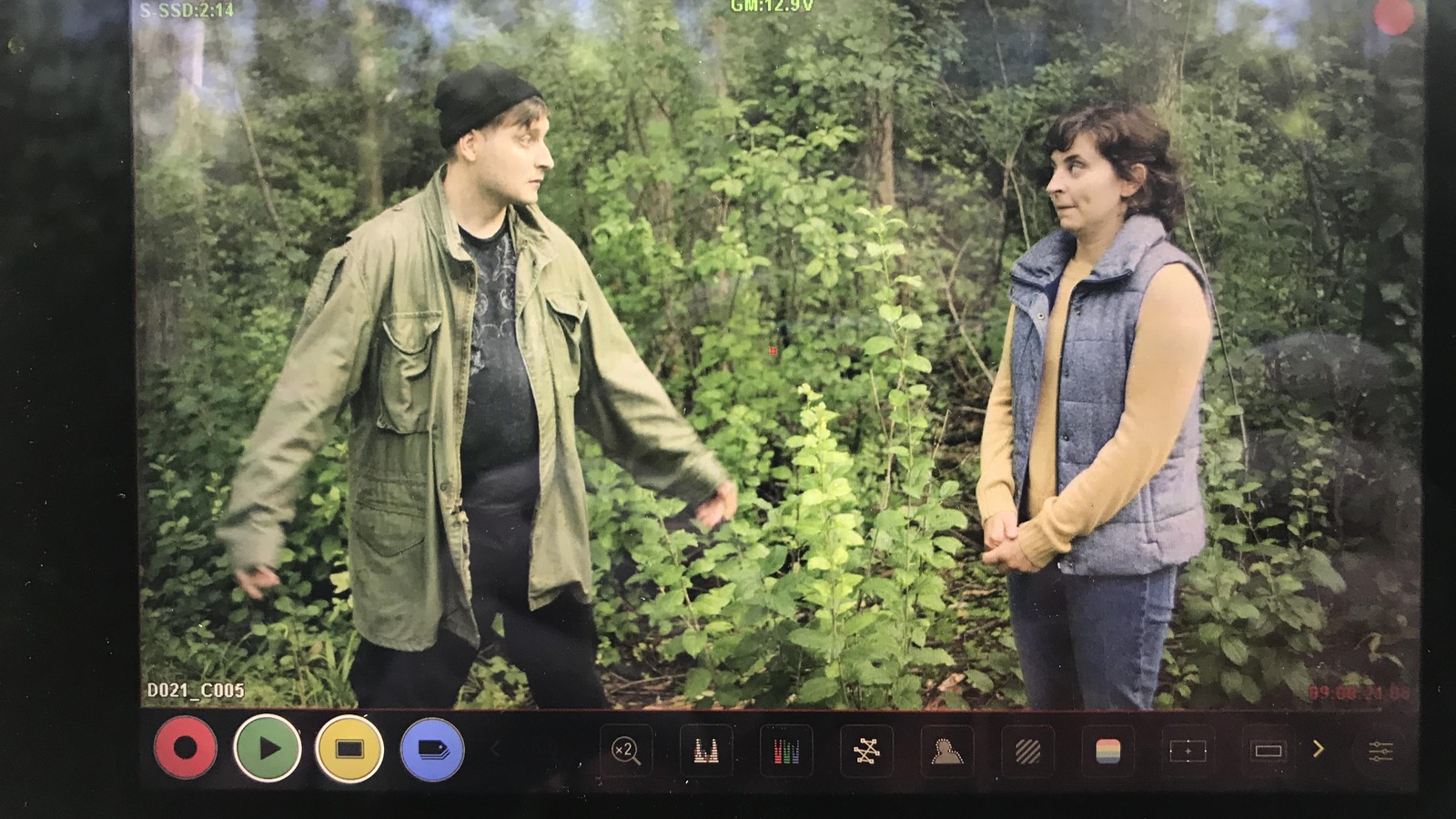 Les deux sont dans une forêt. Les deux sont dans une forêt.