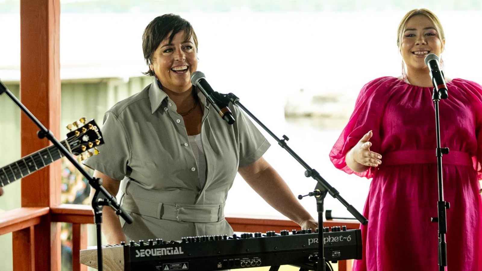 Deux femmes qui chantent. Deux femmes qui chantent.