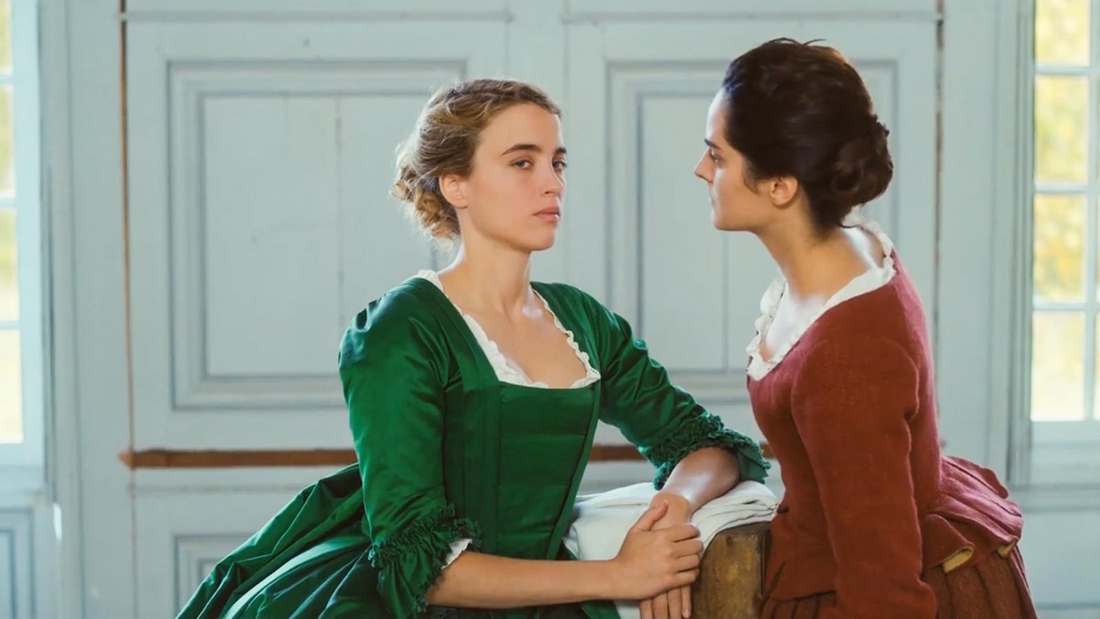 Les actrices Adèle Haenel et Noémie Merlant dans une capture du film Portrait de la jeune fille en feu, de Céline Sciamma Les actrices Adèle Haenel et Noémie Merlant dans une capture du film Portrait de la jeune fille en feu, de Céline Sciamma