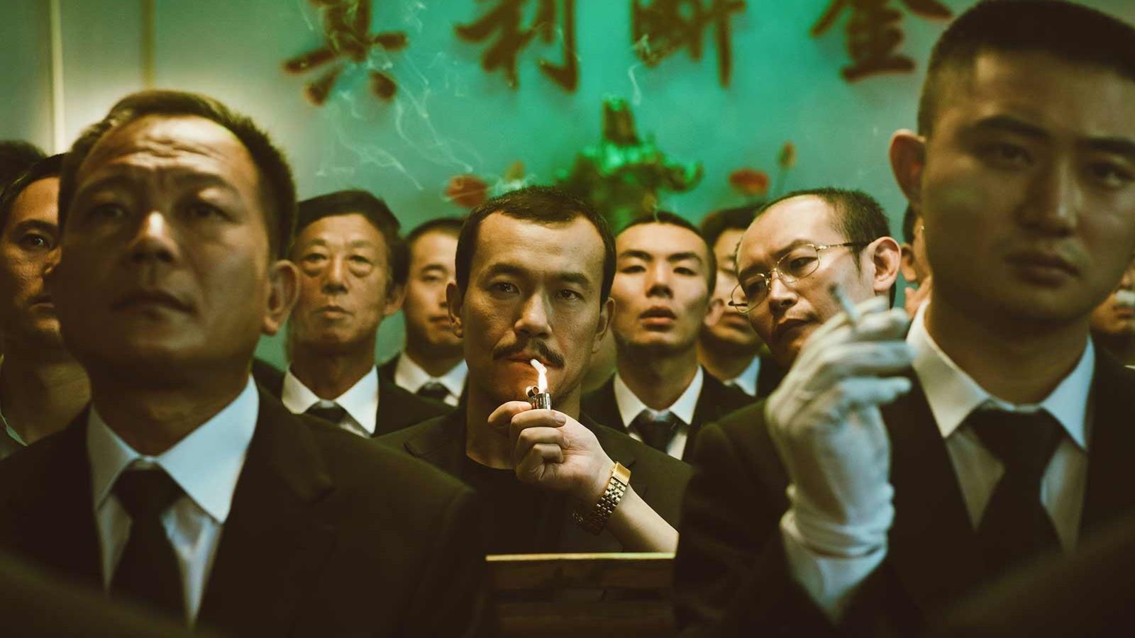 Des hommes en costumes sombres. Des hommes en costumes sombres.