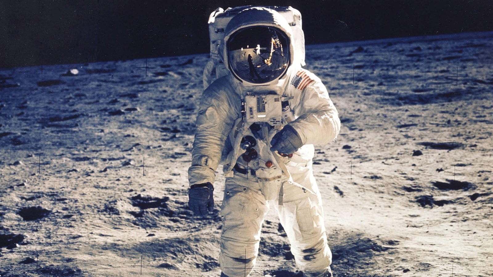 Un astronaute marche sur la lune lors de la mission Apollo 17 Un astronaute marche sur la lune lors de la mission Apollo 17