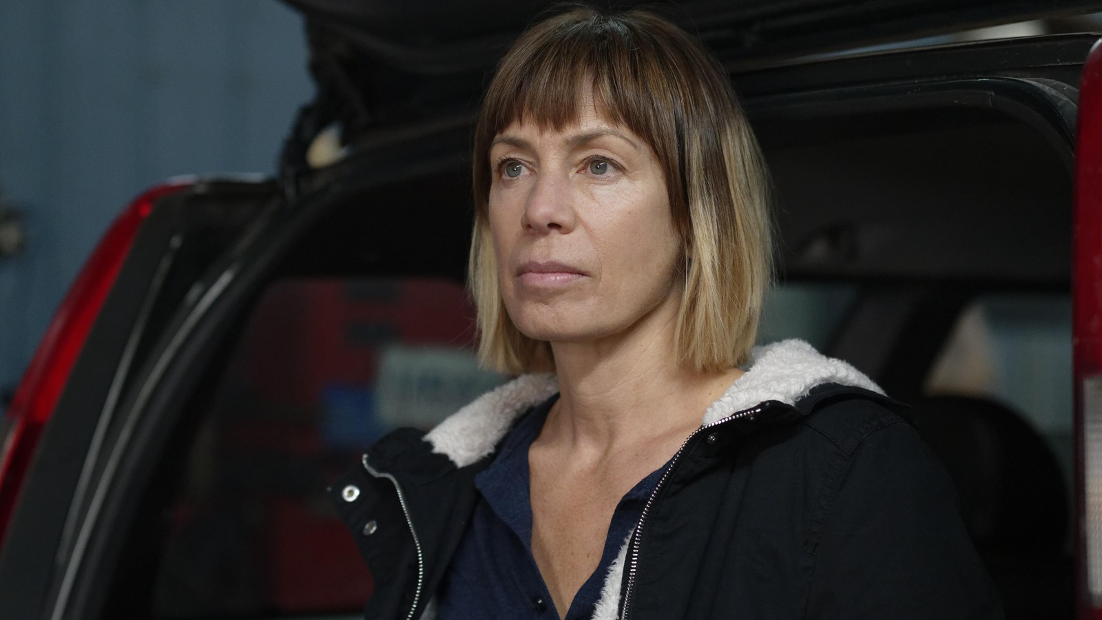 Une femme (Céline Bonnier) devant la porte ouverte d'une voiture. Une femme (Céline Bonnier) devant la porte ouverte d'une voiture.