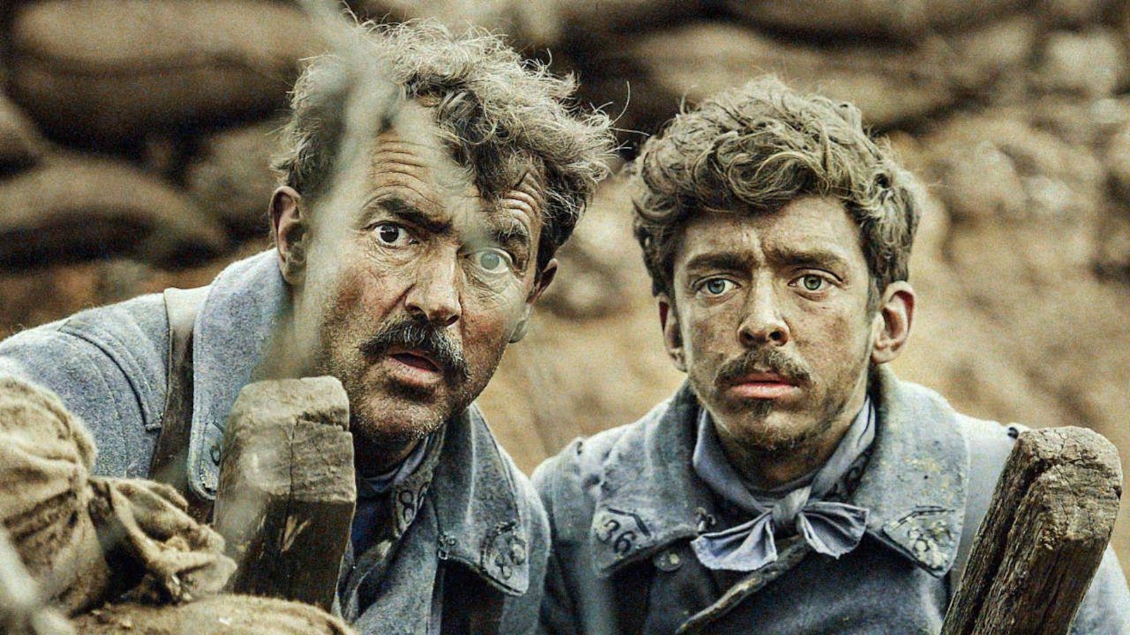 Deux hommes (dont Albert Dupontel) plein de poussière et de boue, en tenue de soldats, dans une tranchée.