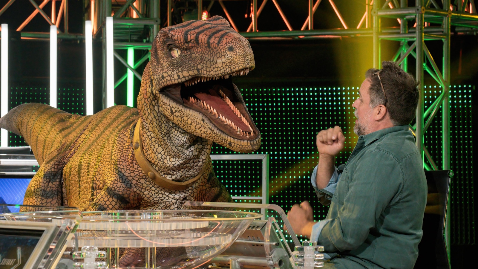 Stéphane Bellavance effrayé devant un dinosaure qui lui parle ou veut le manger. Stéphane Bellavance effrayé devant un dinosaure qui lui parle ou veut le manger.