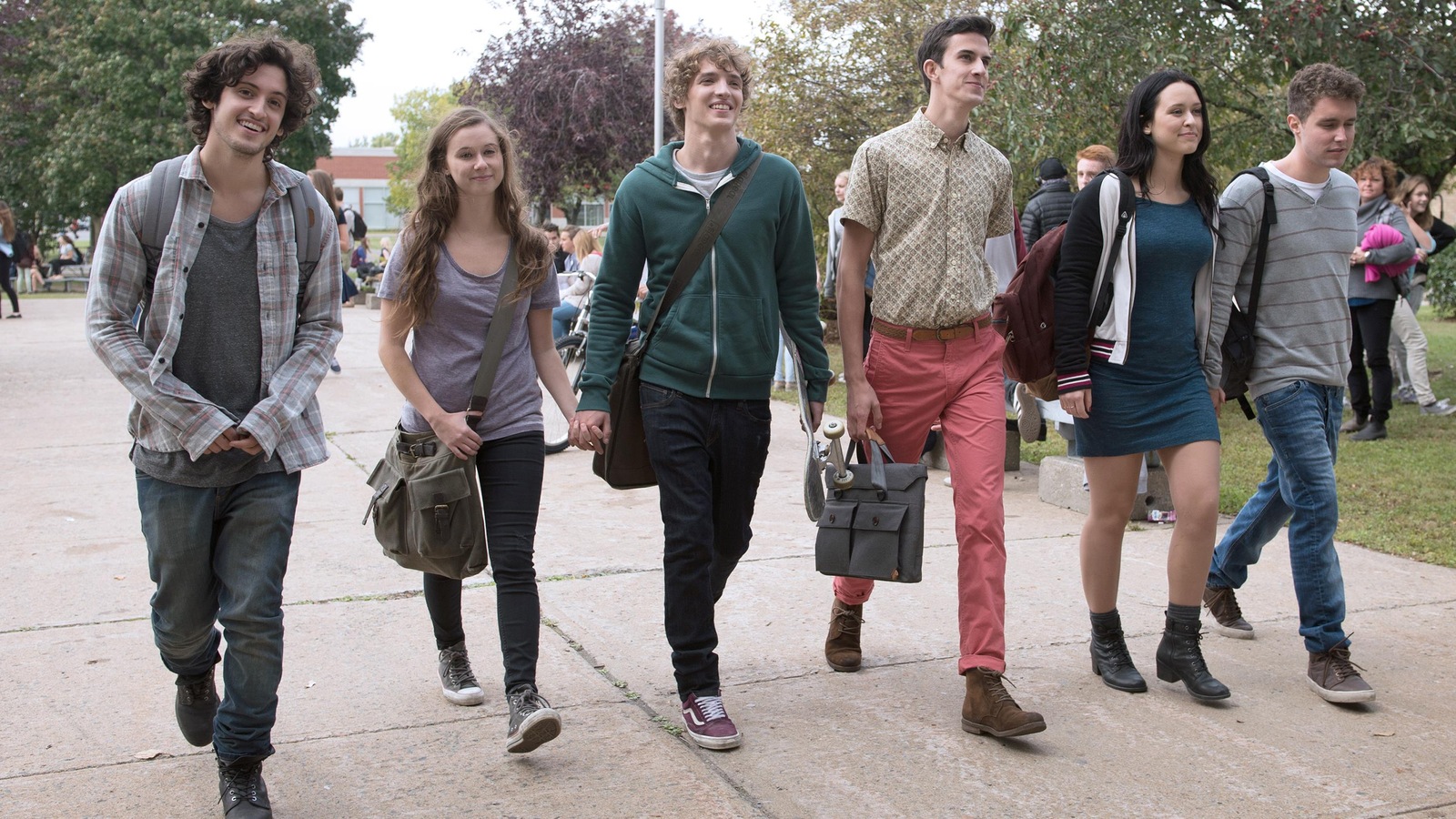 Un groupe d'adolescents marche Un groupe d'adolescents marche