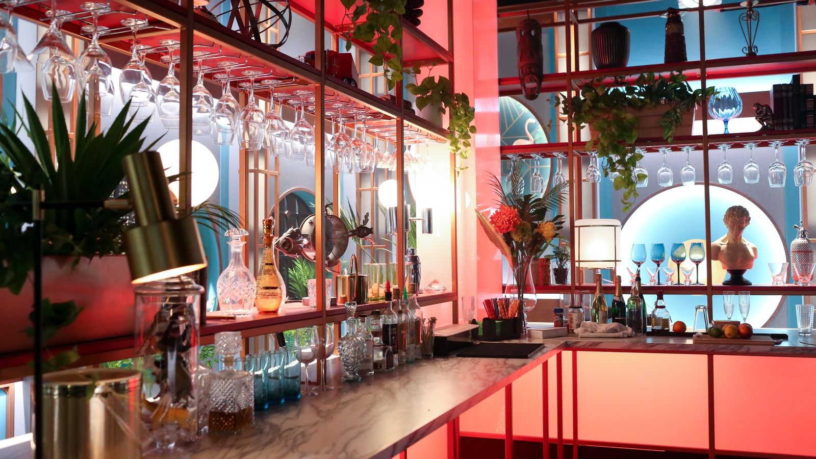 Le bar, avec ses verres et ses bouteilles, est lumineux et coloré. Le bar, avec ses verres et ses bouteilles, est lumineux et coloré.