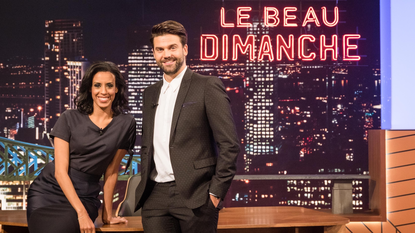 Rebecca Makonnen et Jean-Philippe Wauthier dans le studio de leur émission. En arrière-plan, le pont Jacques-Cartier et la ville de Montréal. Rebecca Makonnen et Jean-Philippe Wauthier dans le studio de leur émission. En arrière-plan, le pont Jacques-Cartier et la ville de Montréal.