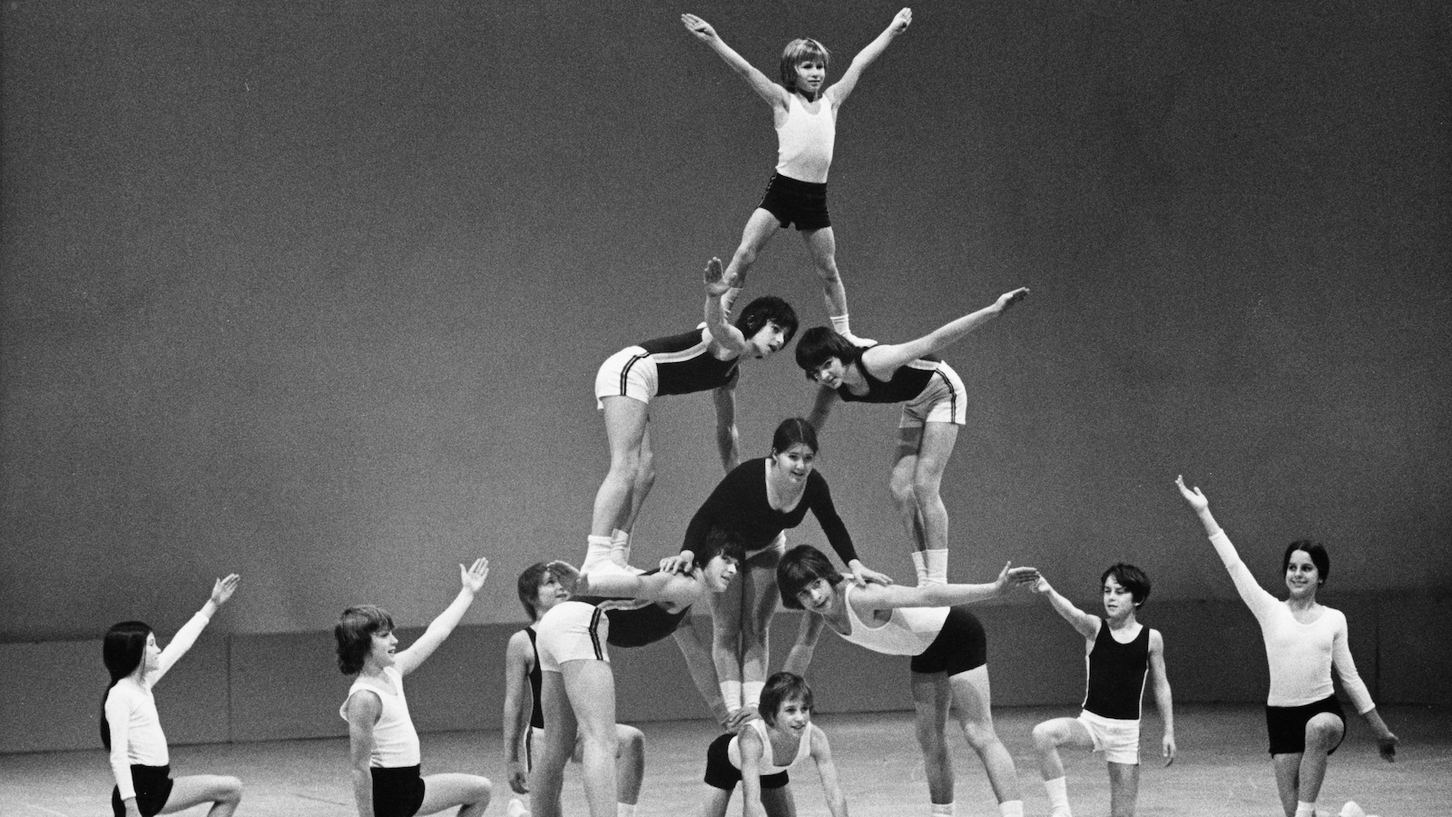 De jeunes gymnastes font une pyramide humaine.