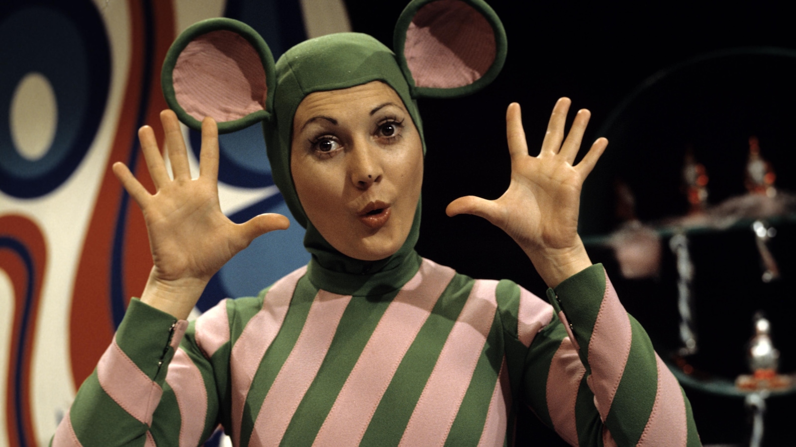 Photo d'archives de 1970 : la Souris verte (Louisette Dussault) montre ses dix doigts.