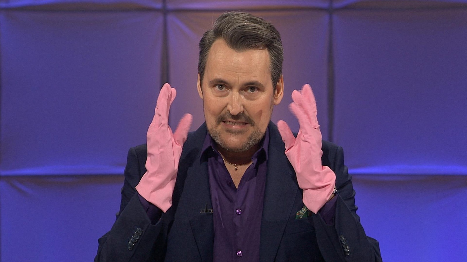 Sur le plateau de Tout le monde en parle, Guy A Lepage montre ses gants à vaisselles roses. Sur le plateau de Tout le monde en parle, Guy A Lepage montre ses gants à vaisselles roses.