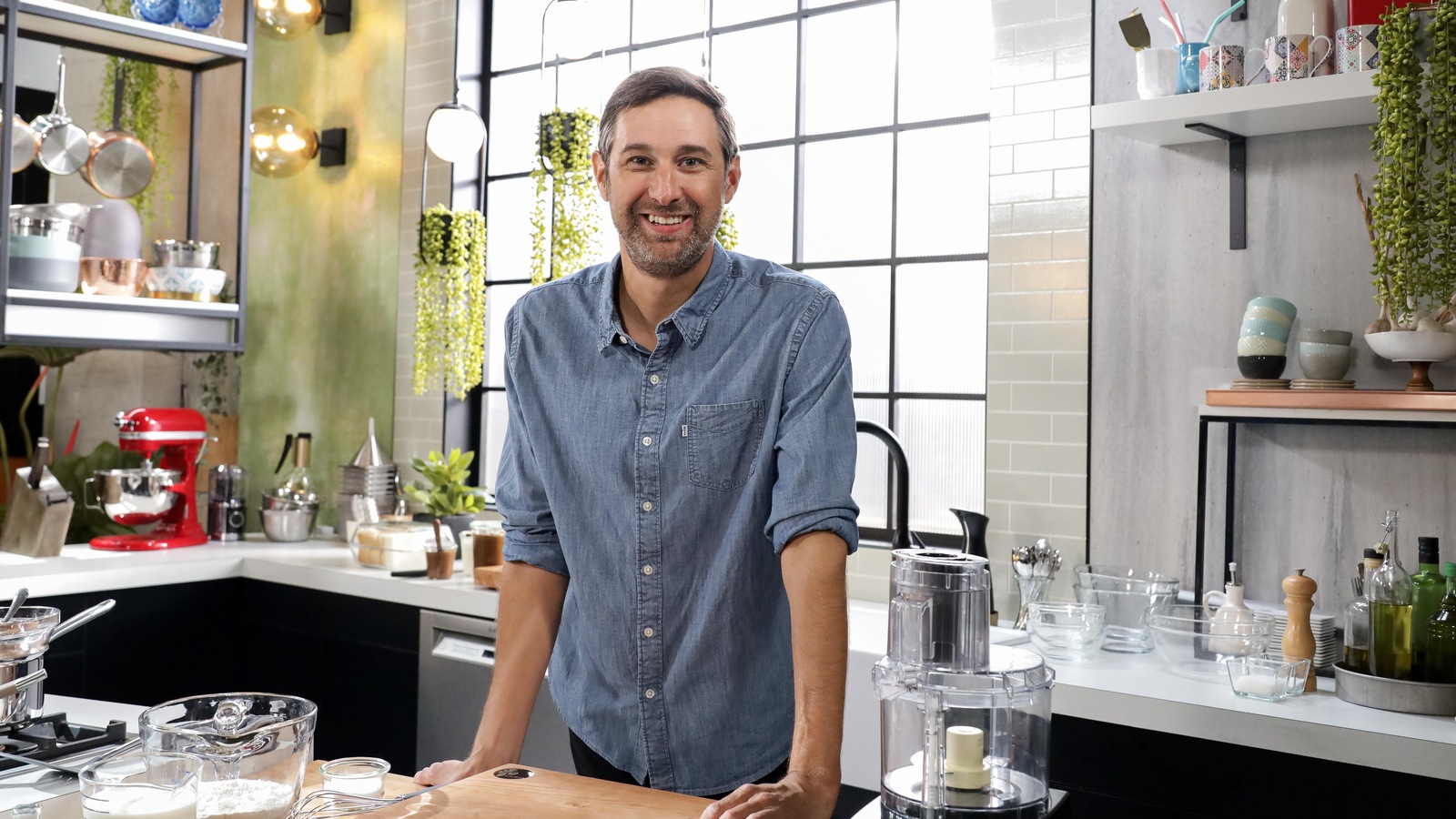 Il est sur le plateau de l'émission 5 chefs dans ma cuisine. Il est sur le plateau de l'émission 5 chefs dans ma cuisine.