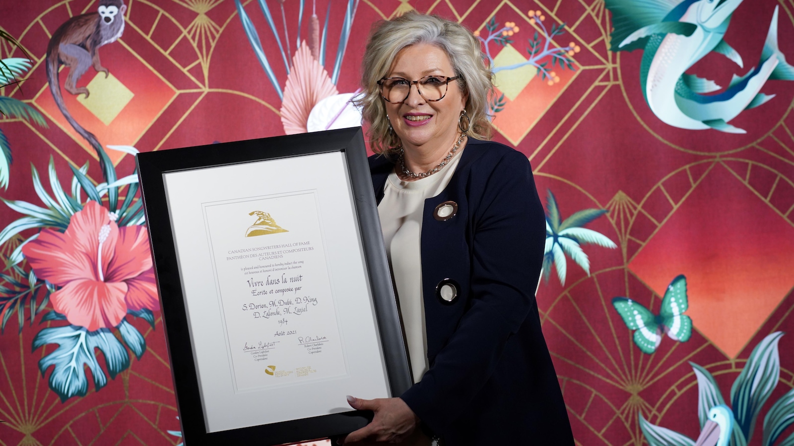 Sandra Dorion pose avec le certificat d'intronisation de la chanson Vivre dans la nuit au Panthéon des auteurs et compositeurs canadiens. Sandra Dorion pose avec le certificat d'intronisation de la chanson Vivre dans la nuit au Panthéon des auteurs et compositeurs canadiens.