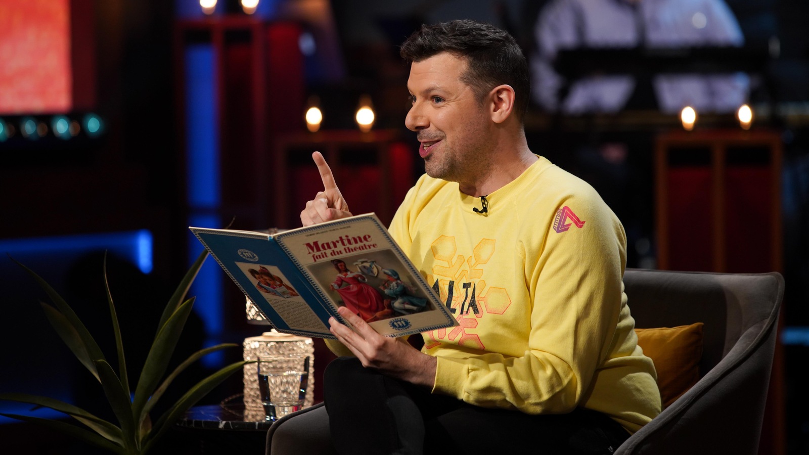 Simon Boulerice tient un album illustré en racontant son histoire. Simon Boulerice tient un album illustré en racontant son histoire.