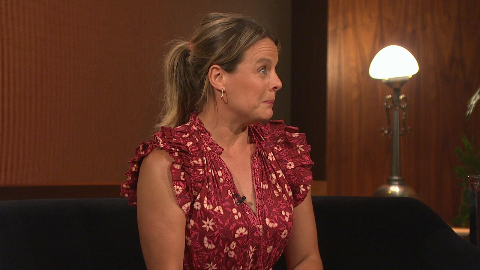 Julie Le Breton est émotive en répondant à une question. Julie Le Breton est émotive en répondant à une question.