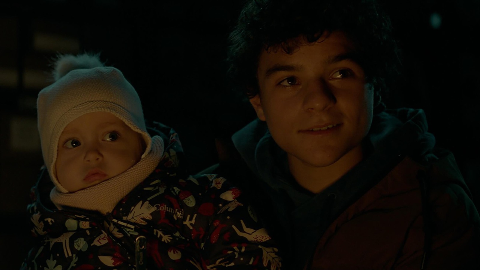 Un jeune garçon et un bébé emmitouflé dans des habits d'hiver. Un jeune garçon et un bébé emmitouflé dans des habits d'hiver.