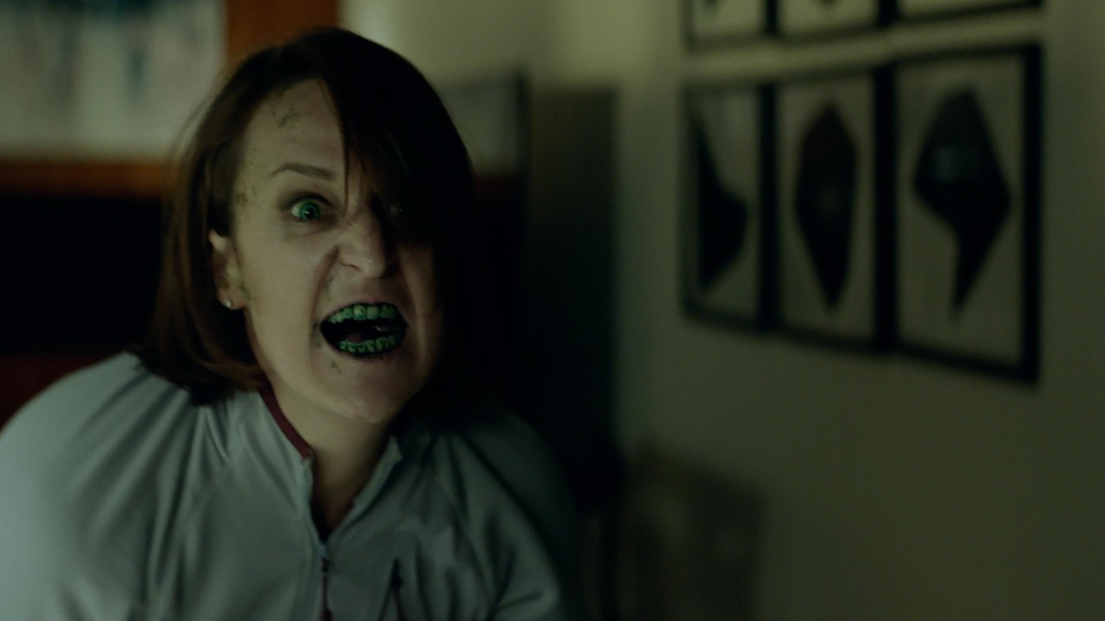 Une femme zombie (Anne-Élisabeth Bossé) montre les dents. Une femme zombie (Anne-Élisabeth Bossé) montre les dents.