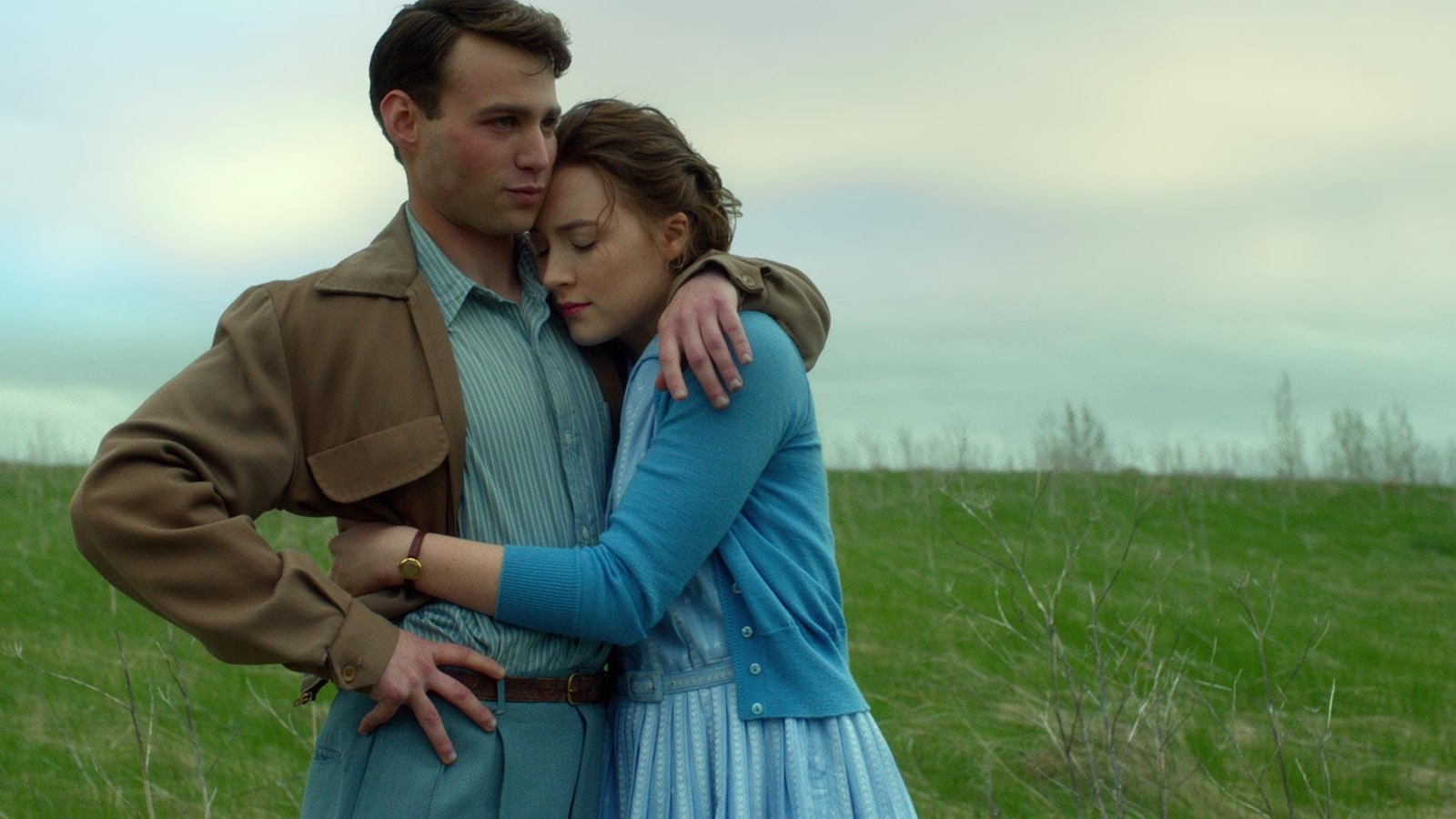 Dans un pré, une jeune femme (Saoirse Ronan) enlace un jeune homme. Dans un pré, une jeune femme (Saoirse Ronan) enlace un jeune homme.