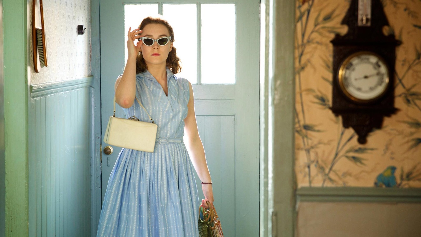 Une jeune femme (Saoirse Ronan) en robe d'été, dans un vestibule. Une jeune femme (Saoirse Ronan) en robe d'été, dans un vestibule.