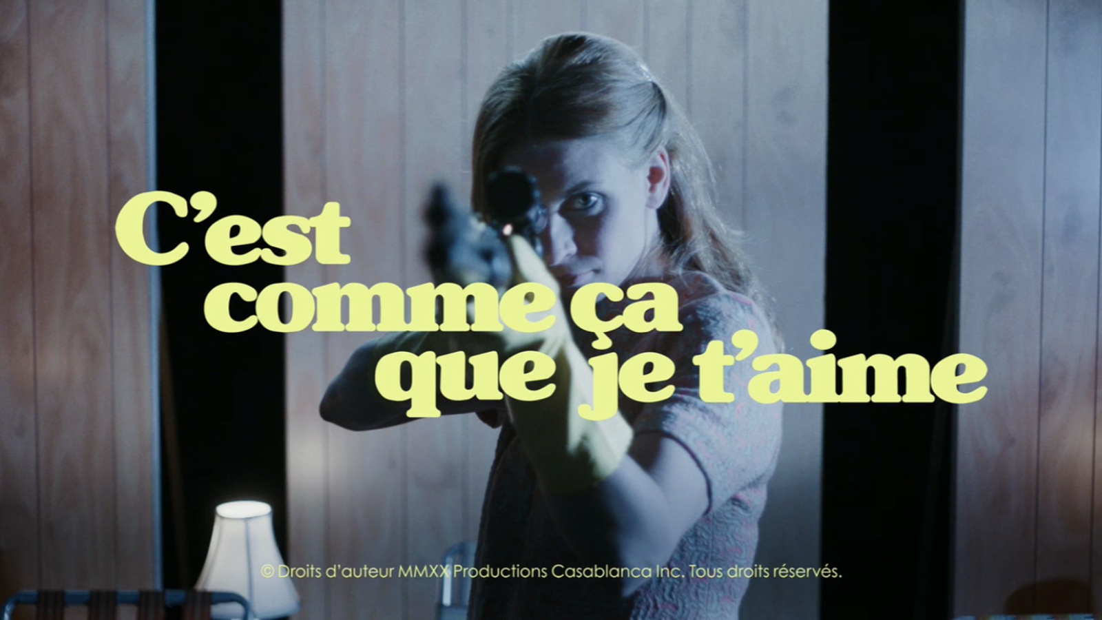 Portrait d'une femme qui tire avec un fusil. Portrait d'une femme qui tire avec un fusil.