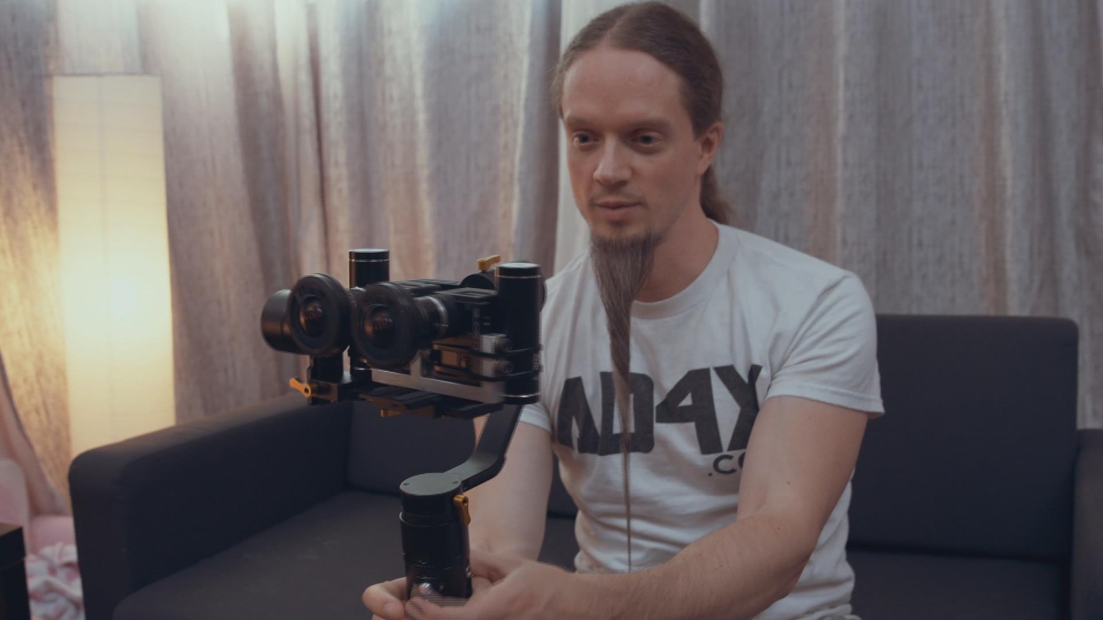Il opère une caméra qui filme à 180°. Il opère une caméra qui filme à 180°.