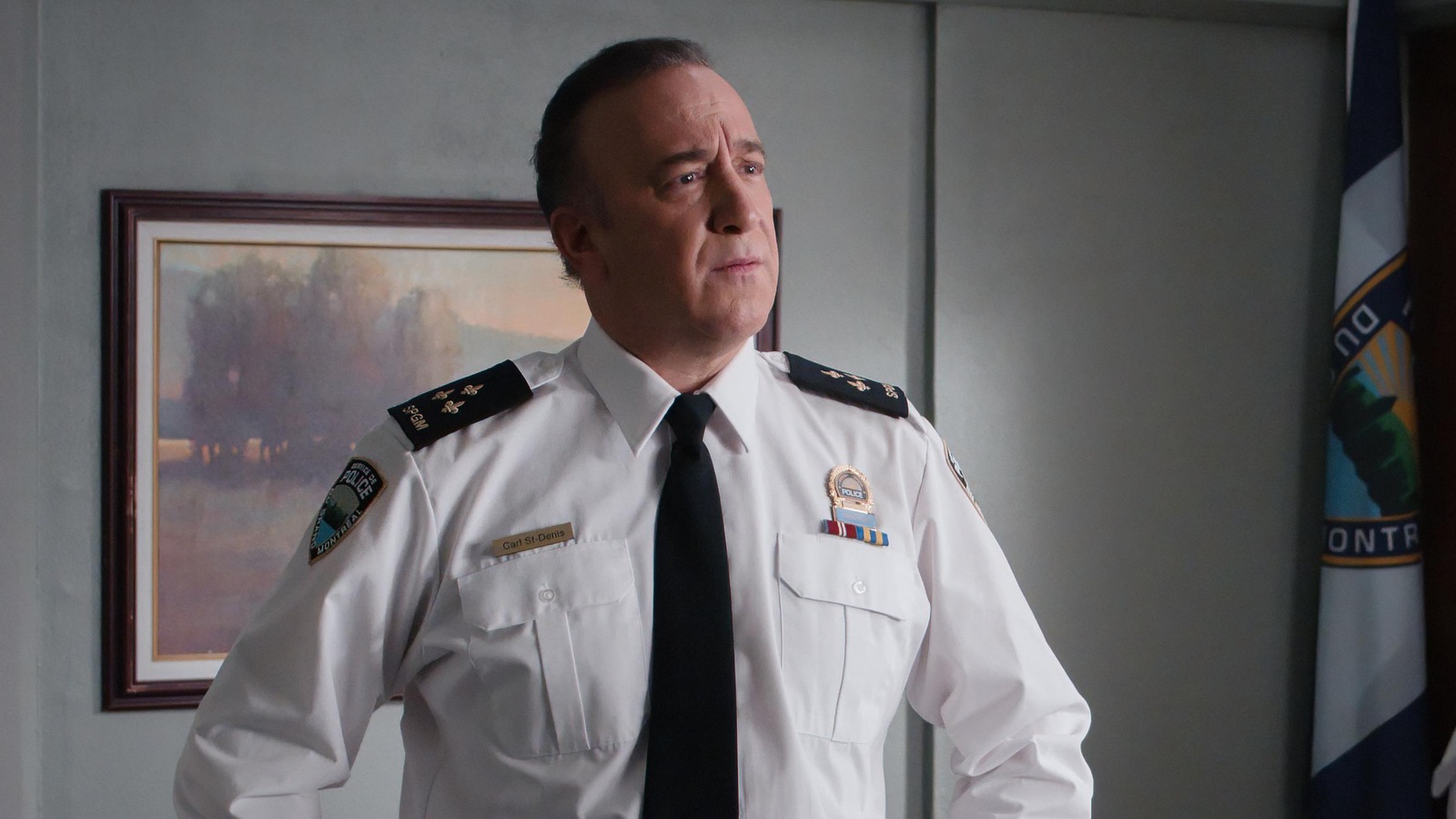 Le personnage du comédien Hugo Dubé, en directeur de police dans District 31. Le personnage du comédien Hugo Dubé, en directeur de police dans District 31.