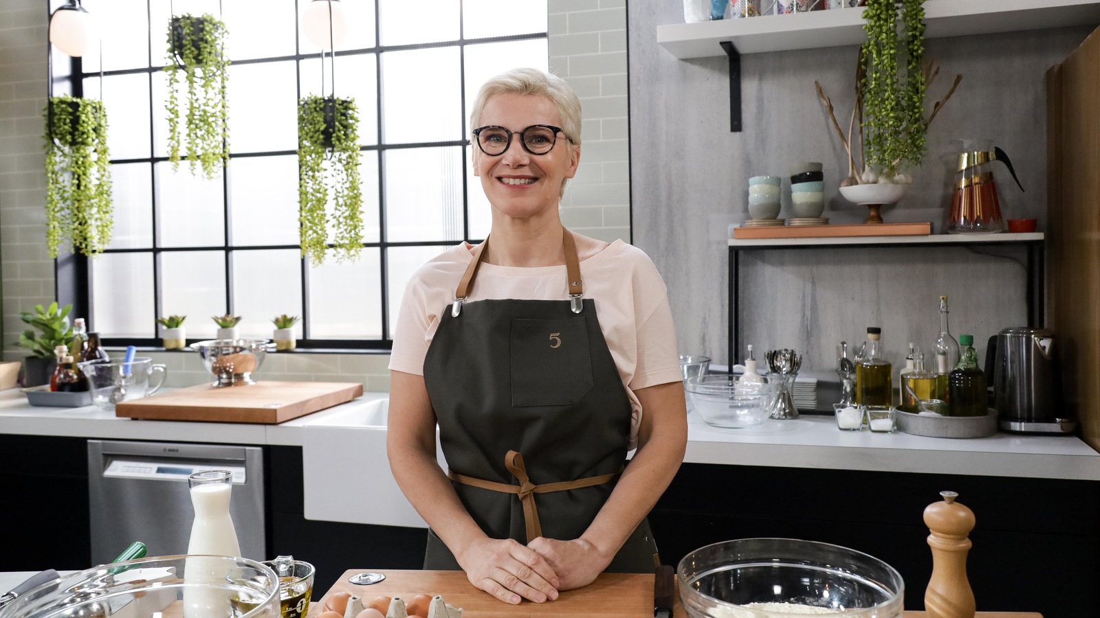 Elle est sur le plateau de l'émission 5 chefs dans ma cuisine. Elle est sur le plateau de l'émission 5 chefs dans ma cuisine.