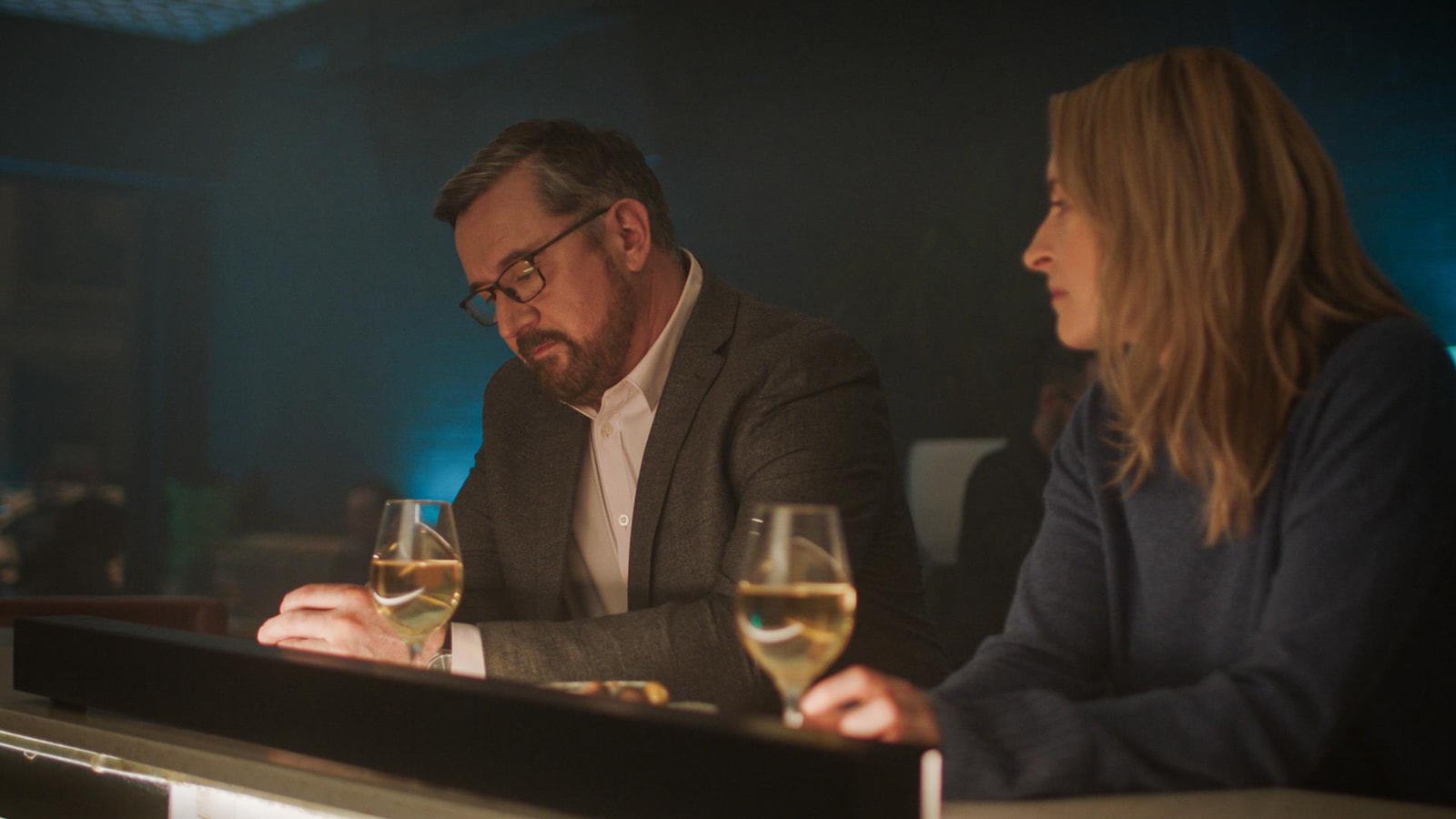 Un homme et une femme boivent un verre dans un bar.