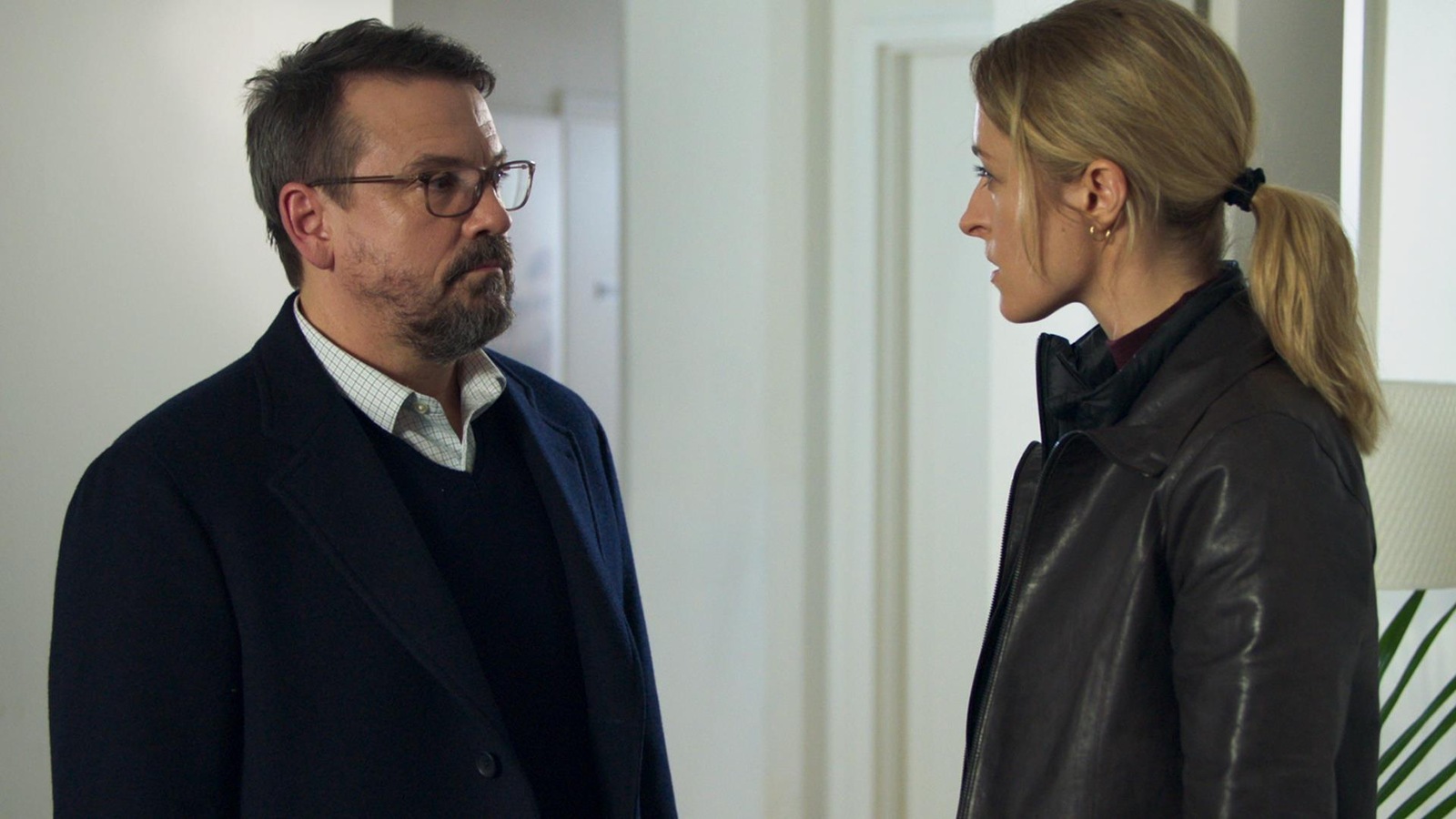 Henri Lacombe (Claude Legault) et Simone Vallier (Christine Beaulieu) sont debout face à face et discutent. Henri Lacombe (Claude Legault) et Simone Vallier (Christine Beaulieu) sont debout face à face et discutent.