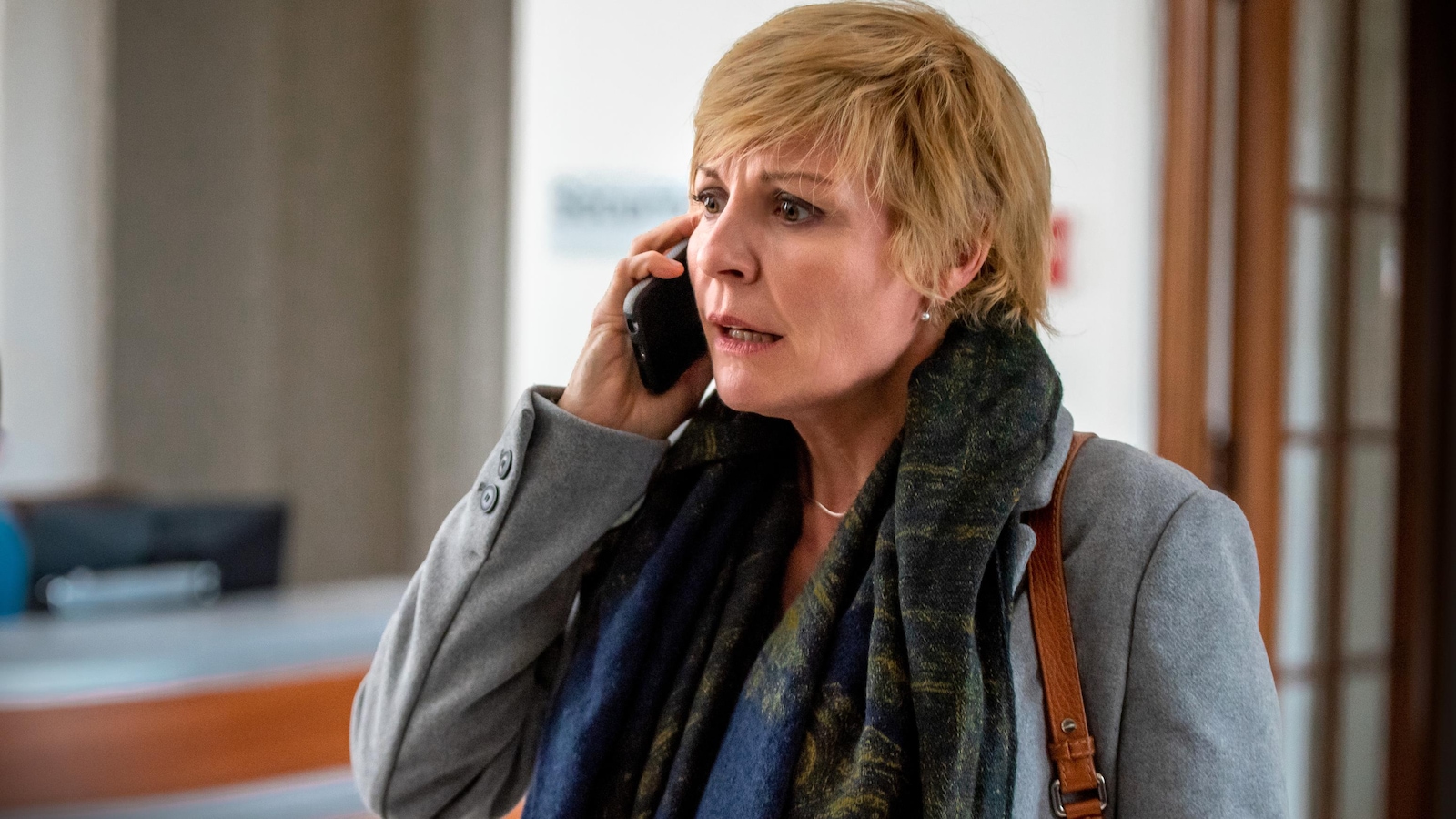 Louise parle au téléphone. Louise parle au téléphone.